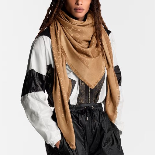 louis-vuitton-monogram-classic-shawl--M77630_PM1_Cropped worn view