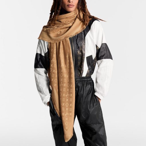 louis-vuitton-monogram-classic-shawl--M77630_PM1_Worn view